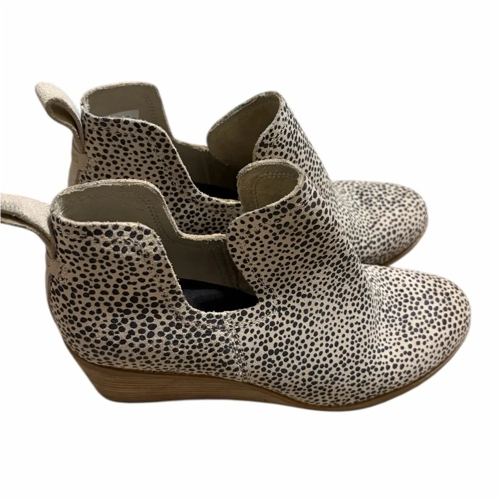 TOMS Women's Kallie Cutout Suede‎ Macadamia Wedge Bootie Boots Cheetah Size 7